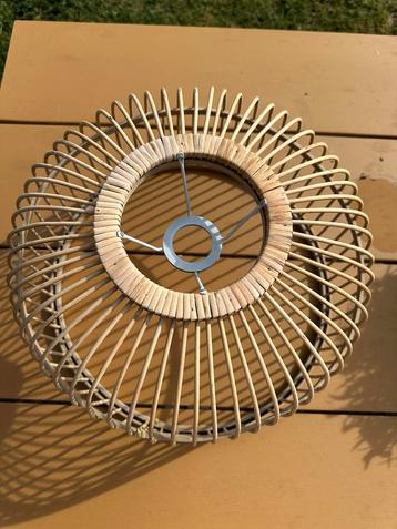 Zo goed als nieuwe rotan lampenkap beschikbaar voor biedingen