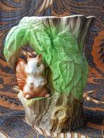 Oude Withernsea Fauna vaas uit Engeland met boom en konijn.
