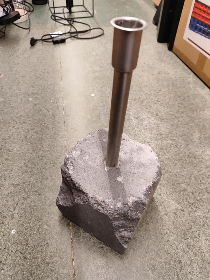 Zware Stenen Kaarsenstandaard, Huis en Inrichting, Woonaccessoires | Kandelaars en Kaarsen, Gebruikt, Kandelaar, Metaal, Grijs