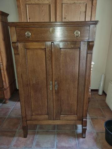 Strakke Landelijke Antieke Eken Meiden Kast beschikbaar voor biedingen