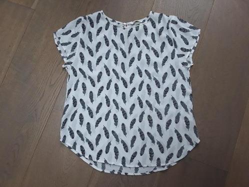 Te koop: Mooie zomerse top, met veren print van H&M Mt; 34, Kleding | Dames, Tops, Gedragen, Maat 34 (XS) of kleiner, Wit, Korte mouw