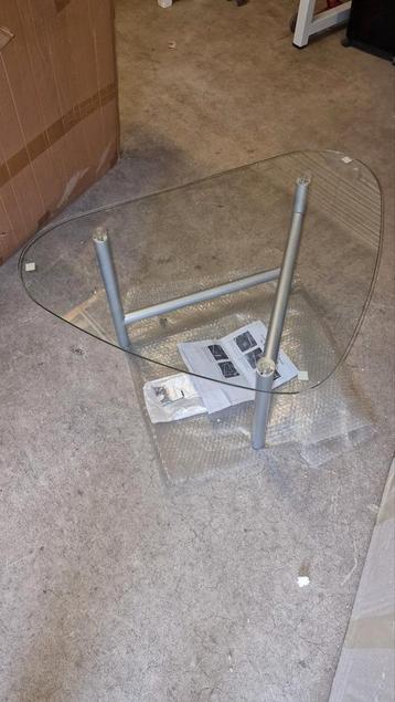 Mooi glazen salontafel, nieuw. 82x57cm beschikbaar voor biedingen