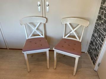 Houten stoelen met kussens beschikbaar voor biedingen