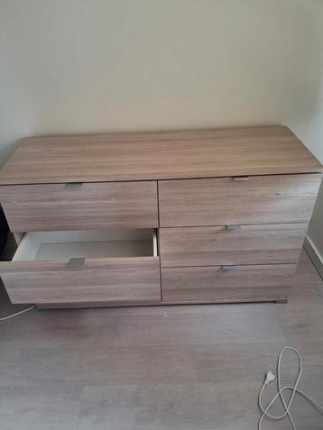 Commode met 6 lades beschikbaar voor biedingen