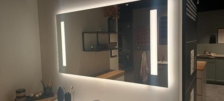 (nieuw) Badkamerspiegel met licht en achtergrondverlichting, Huis en Inrichting, Badkamer | Badkamermeubels, Nieuw, Overige typen
