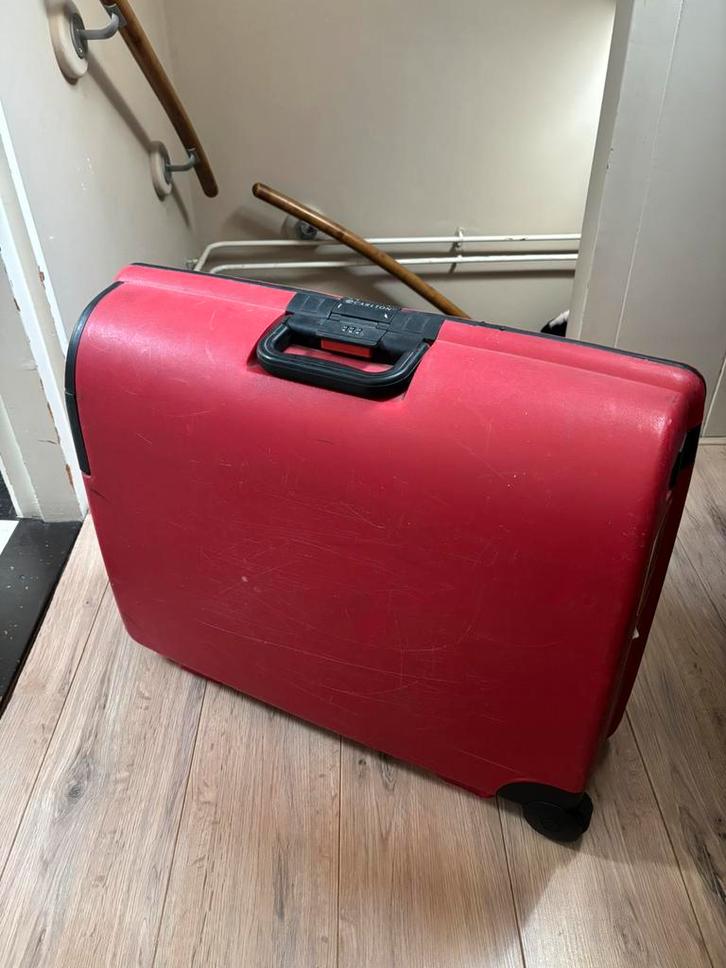 Grote harde rode koffer. Merk: Carlton, Sieraden, Tassen en Uiterlijk, Koffers, Hard kunststof, 70 cm of meer, 55 cm of meer, Wieltjes