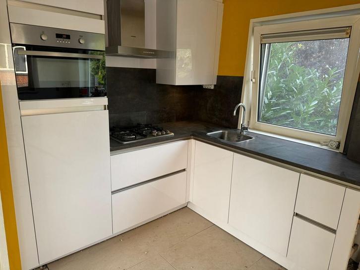 Nette Hoogglans Witte Hoekkeuken + Apparatuur GEDEMONTEERD, Huis en Inrichting, Keuken | Complete keukens, Zo goed als nieuw, Hoekkeuken