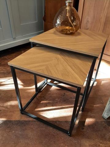 Set van 2 tafeltjes hout/metaal beschikbaar voor biedingen