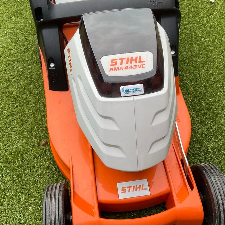 Stihl RMA 443 VC Accu Grasmaaier - ZGAN, Tuin en Terras, Grasmaaiers, Zo goed als nieuw, Accu-grasmaaier, Opvangbak, Ophalen of Verzenden