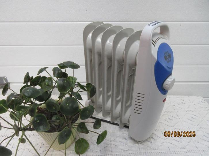 Elro mini olie radiator op elektrisch 450 w, Doe-het-zelf en Verbouw, Verwarming en Radiatoren, Gebruikt, Radiator, 800 watt of meer