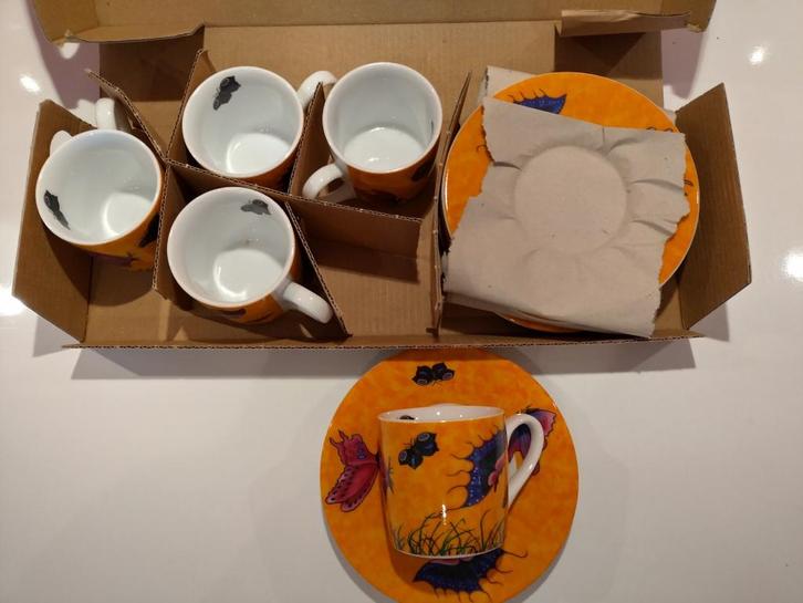 Espresso kopjes en schotels "Vlinders" porselein Könitz, Verzamelen, Porselein, Kristal en Bestek, Zo goed als nieuw, Kop en/of schotel