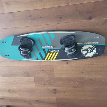 Kiteboard met voetbanden.  141 lang en 42 breed.  beschikbaar voor biedingen