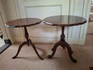 2 antieke/vintage bijzettafels/wijntafels noten/mahoniehout beschikbaar voor biedingen
