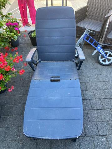 Ligstoel plastic  beschikbaar voor biedingen