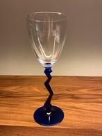 Wijnglas blauwe Zigzag poot Schott Zwiesel Memphis Style, Ophalen of Verzenden, Zo goed als nieuw, Overige typen