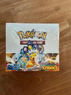 Pokémon Boosterbox Surging Sparks sealed, Hobby en Vrije tijd, Verzamelkaartspellen | Pokémon, Ophalen, Nieuw, Boosterbox