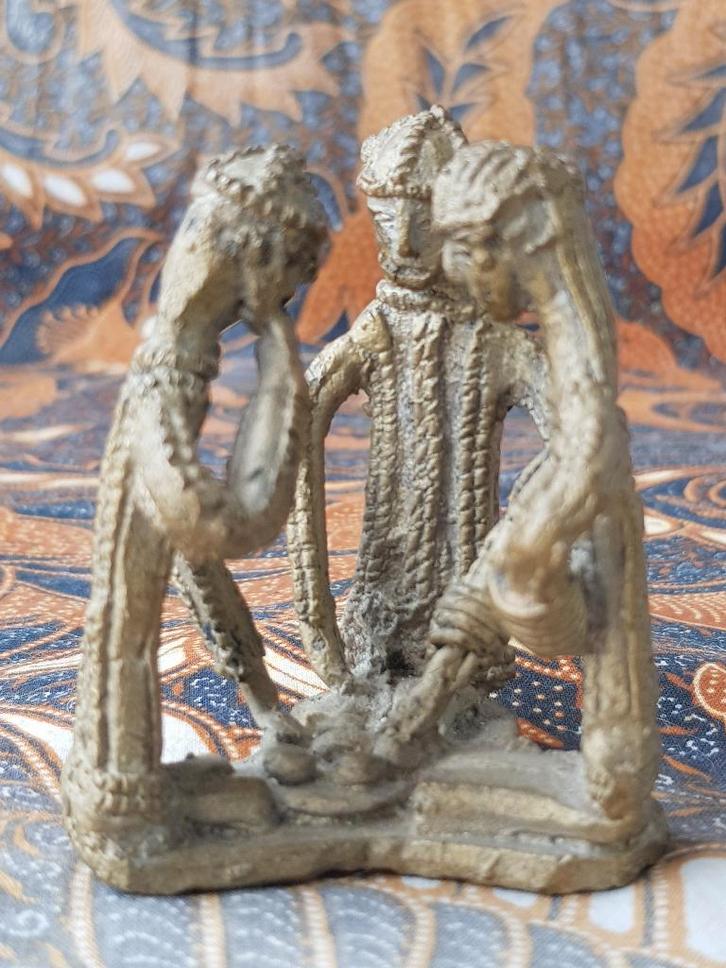 Mooi antiek brons beeldje uit Afrika van mannen met een spel, Antiek en Kunst, Kunst | Niet-Westerse kunst, Ophalen of Verzenden