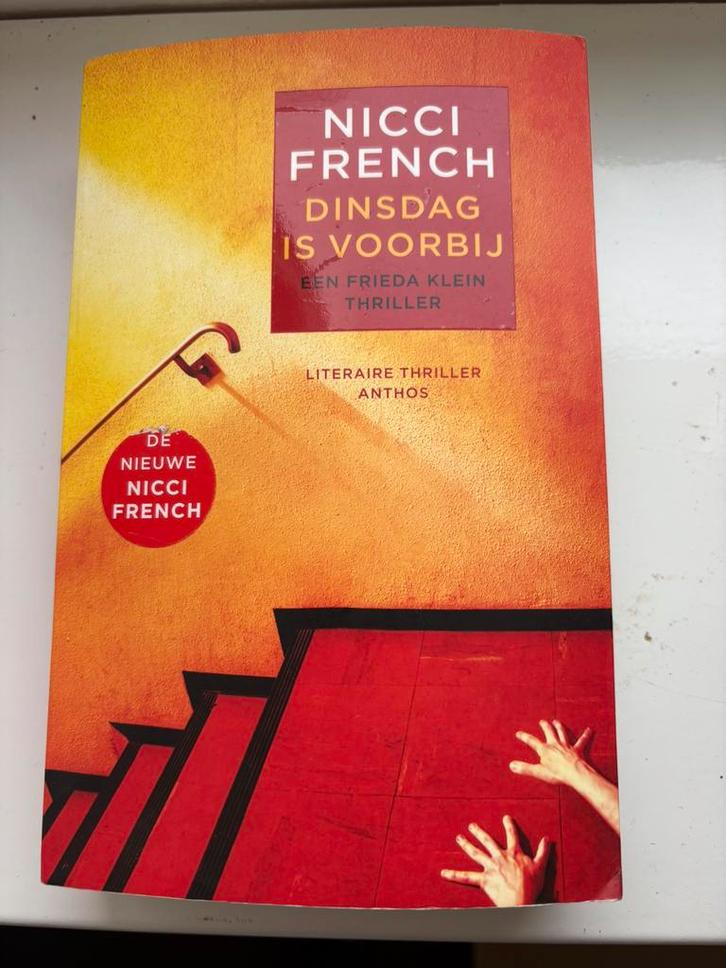 Dinsdag is voorbij, Nicci French, Boeken, Thrillers, Zo goed als nieuw, Ophalen of Verzenden