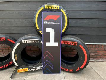 Formule 1 band Pirelli Rood - Soft (VOORBAND) beschikbaar voor biedingen
