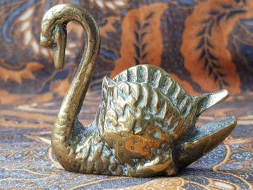 Mooie antieke pokenstandaard uit Engeland als een zwaan. beschikbaar voor biedingen