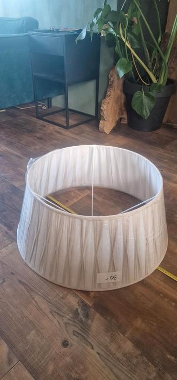 Grote Nieuwe Lampenkap beschikbaar voor biedingen