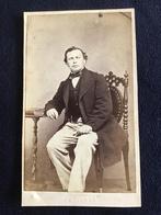 CDV, Man op stoel, Carte de Visite, zeer oud, dun karton, Ophalen of Verzenden, Voor 1940, Gebruikt, Foto