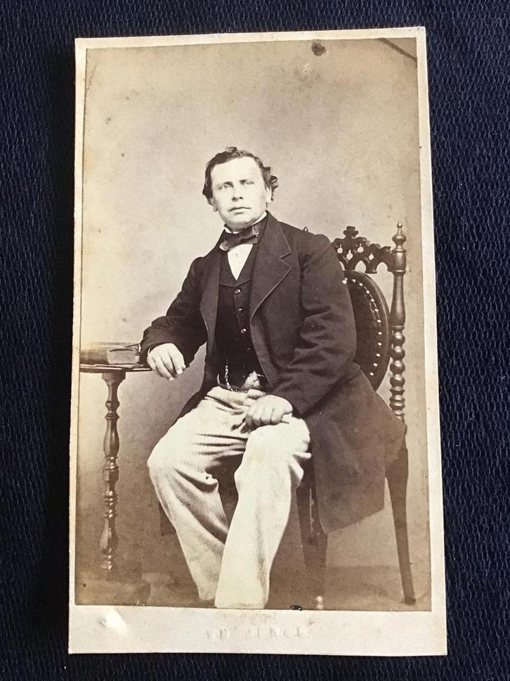 CDV, Man op stoel, Carte de Visite, zeer oud, dun karton, Verzamelen, Foto's en Prenten, Gebruikt, Foto, Voor 1940, Ophalen of Verzenden