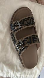 Fendi Slippers - Stijlvol en Comfortabel!, Ophalen of Verzenden, Zo goed als nieuw, Bruin, Slippers