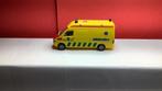Gele Ambulance Modelauto - Herpa Mercedes Benz T1N, Hobby en Vrije tijd, Modelauto's | 1:87, Ophalen of Verzenden, Zo goed als nieuw