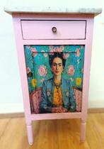 Een roze nachtkastje, kastje Frida Kahlo, marmer bovenblad, Ophalen of Verzenden, Zo goed als nieuw, Eenpersoons