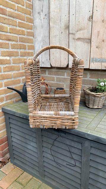 Rotan mand met hengsel voor bijv.houtblokken/ lectuur beschikbaar voor biedingen