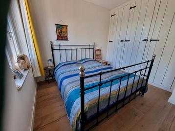 Ikea zwart stalen bed 160x200/ lattenbodem en matrassen - afbeelding 2