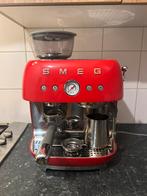 SMEG EGF03RDEU espressomachine met ingebouwde bonenmaler, Espresso apparaat, 10 kopjes of meer, Zo goed als nieuw, Ophalen