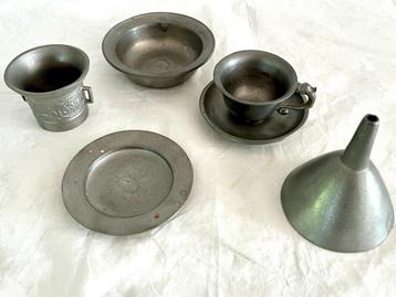 Assortiment tinnen objecten miniatuur servies beschikbaar voor biedingen