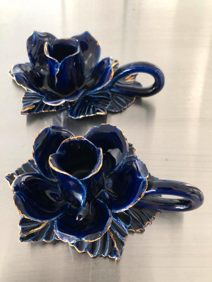 Twee bloemvormige kandelaars (kaarsenhouders), kobaltblauw, Antiek en Kunst, Kunst | Overige Kunst, Ophalen of Verzenden