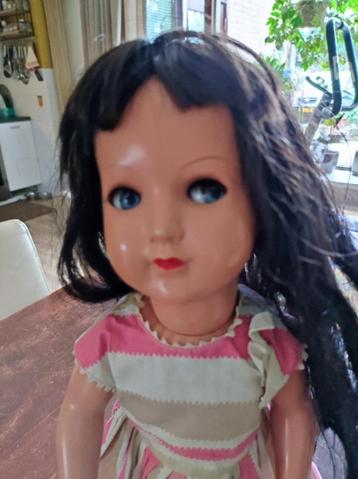 Pop Manuela met lang haar beschikbaar voor biedingen