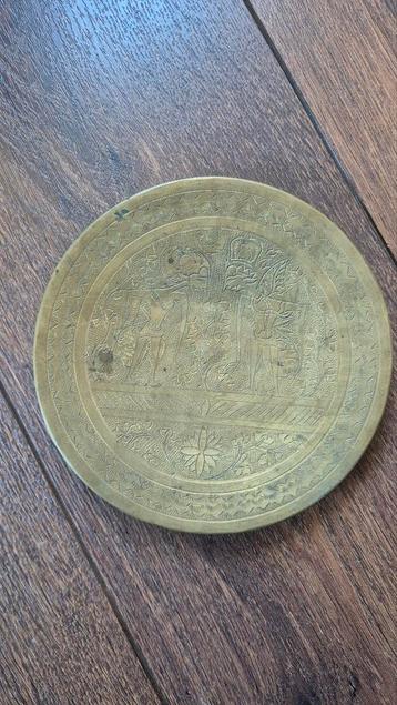 Vintage messing bordje met Indonesische gravure beschikbaar voor biedingen