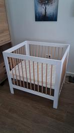 Babybox/Kinderbox wit met houten spijlen + matras, Kinderen en Baby's, Boxen, Ophalen, Zo goed als nieuw