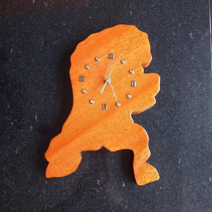 Mooie houten klok in vorm landkaart Nederland, Huis en Inrichting, Woonaccessoires | Klokken, Nieuw, Wandklok, Ophalen of Verzenden