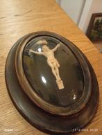 Antiek kruisbeeld in ovale lijst, Antiek en Kunst, Antiek | Religie, Ophalen of Verzenden