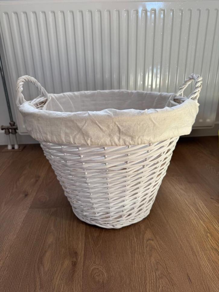 Grote witte rieten mand met witte bekleding, Huis en Inrichting, Woonaccessoires | Schalen en Manden, Zo goed als nieuw, Mand
