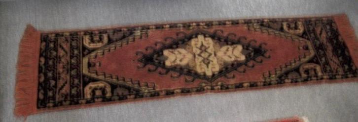 'MOOI ANTIEK ECHT PLUCHE KLEEDJE ( DRESSOIR LOPER ), Huis en Inrichting, Stoffering | Tapijten en Kleden, Zo goed als nieuw, Minder dan 50 cm