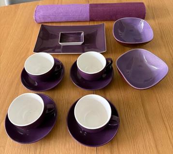 Vintage lila/paars serviesgoed met tafelloper beschikbaar voor biedingen