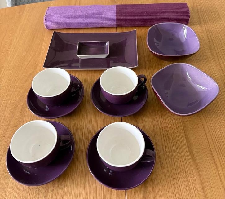 Vintage lila/paars serviesgoed met tafelloper, Huis en Inrichting, Keuken | Servies, Zo goed als nieuw, Kop(pen) en/of Schotel(s)
