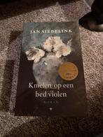Jan Siebelink - Knielen op een bed violen, Jan Siebelink, Ophalen of Verzenden, Zo goed als nieuw, Nederland