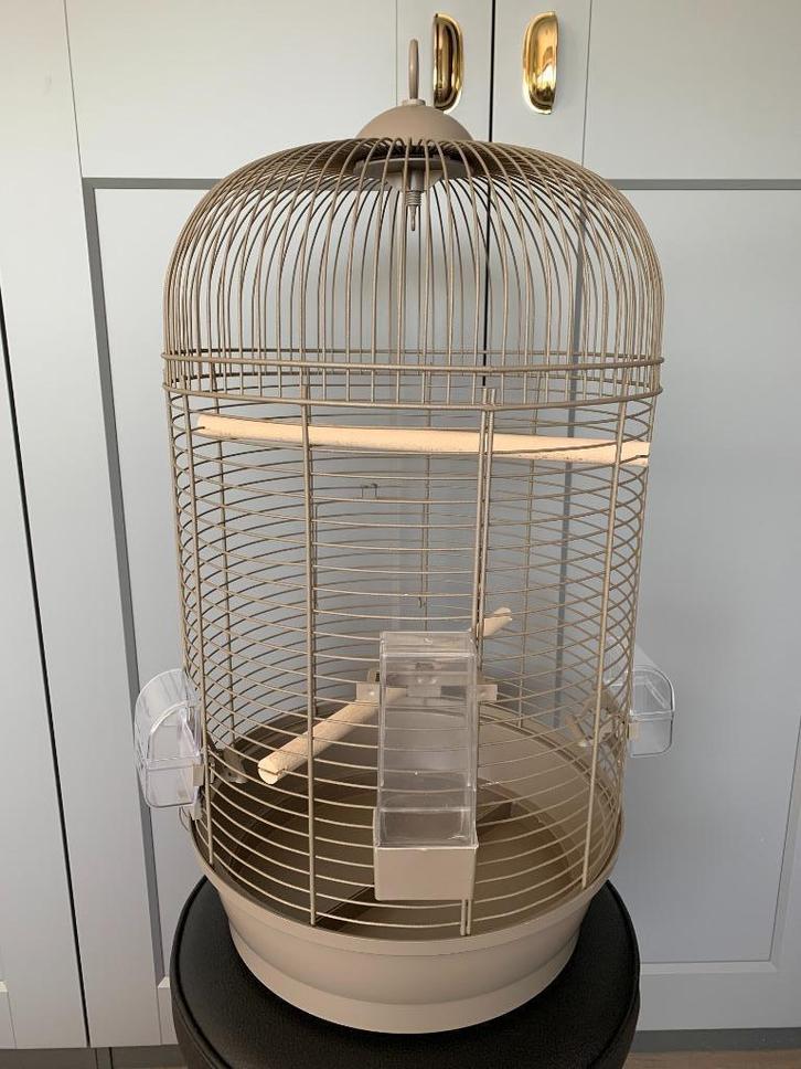 DUVOPLUS VOGELKOOI 'JULIA' KLEUR MOKKA, AFM. 34x34x65 CM., Dieren en Toebehoren, Vogels | Hokken en Kooien, Nieuw, Vogelkooi, Metaal