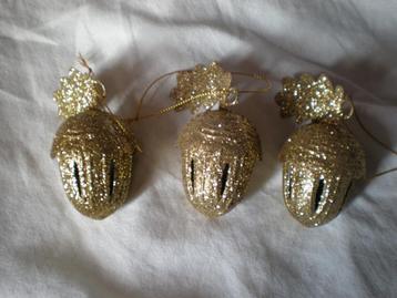 3 goudkleurige kerstballen in de vorm van een eikel. beschikbaar voor biedingen