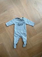 Tommy Hilfiger boxpakje 1 maand 56cm, Ophalen of Verzenden, Zo goed als nieuw, Jongetje of Meisje, Pakje