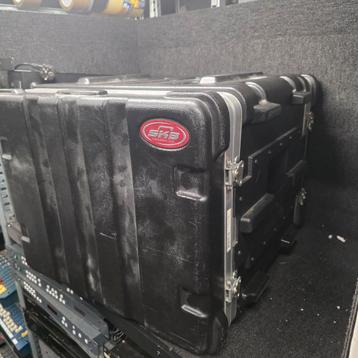 SKB  FLIGHTCASE   19 inch   8 he   voor en achterdeksel beschikbaar voor biedingen