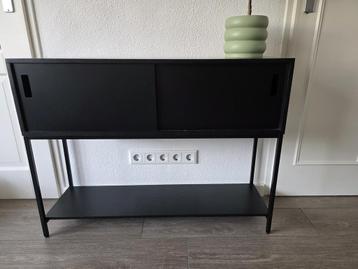 Zwart dressoir beschikbaar voor biedingen